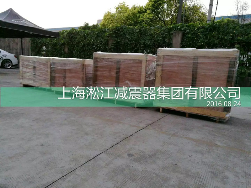 澳大利亞客戶來廠訂購*批橡膠接頭產品“